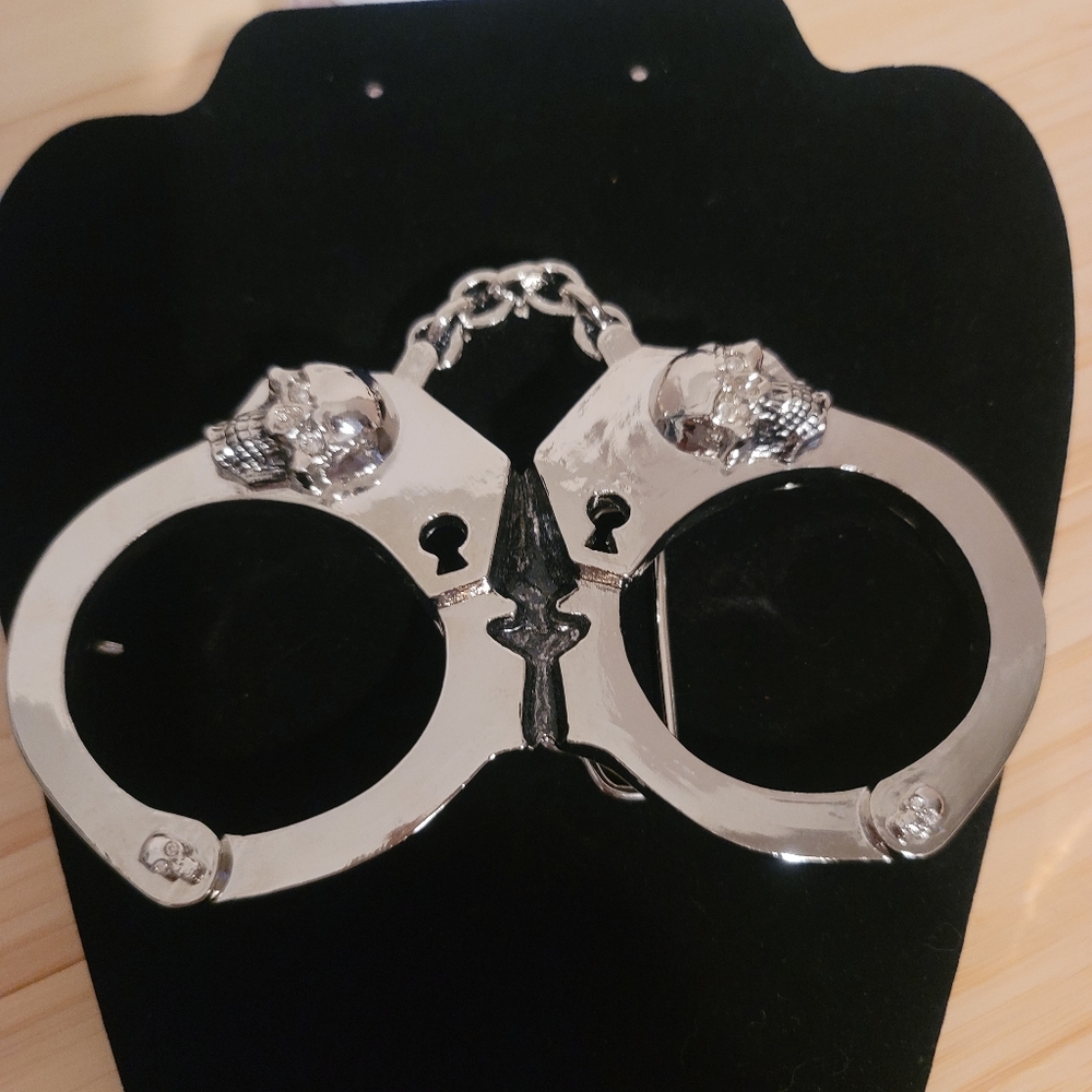 NWOT SLIVER HANDCUFF BELT BUCKLE WITH SKULL ACCENTS
